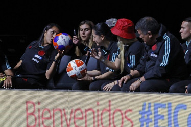 Durante la ceremonia, en la que incluso hubo shows musicales a cargo del grupo bogotano de tropipop Sin Ánimo de Lucro y del cantante Pipe Bueno, las jugadoras sonrieron y celebraron, con emoción, lo que consiguieron en la Copa del Mundo.