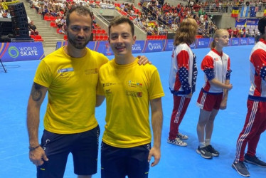 Gerónimo Gallo Pineda (derecha), el patinador artístico que competirá hoy en el Mundial de Ibagué. Lo acompaña Mauricio Jaramillo, su técnico.