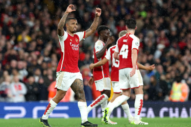 El delantero brasileño Gabriel Jesús (izquierda) celebra uno de los cuatro goles que le marcó el Arsenal al PSV Eindhoven. El conjunto londinense regresó con todo el ímpetu a la UEFA Champions League tras seis años de ausencia. 