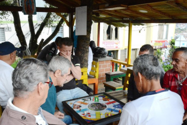 Así son los tertuliaderos de barrio en Manizales