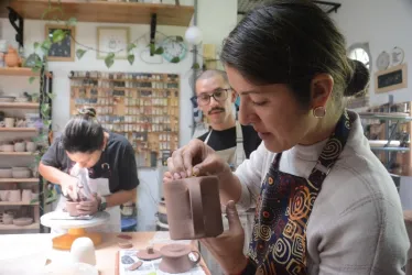 La manizaleña Laura Salazar Arango en el taller Alfarera