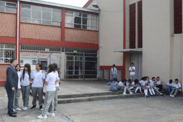 La Alcaldía les recuerda a los colegios públicos, que no tienen restricción de matrículas, recibir a las alumnas de la Divina Providencia, colegio que cerrará sus puertas este año. El Marco Fidel Suárez (antes CASD), en Campohermoso, ya ha recibido a varias y les asignó cupo para el 2024. 