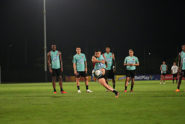 El capitán James Rodríguez, escoltado por sus compañeros de la Selección Colombia, entrenó este miércoles en Barranquilla y su titularidad ante Venezuela en la primera fecha de las eliminatorias aún es una incógnita.