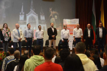 Paula Toro; Martín Ramírez; Miguel Trujillo; el moderador del Foro, Daniel Hurtado, de Manizales Cómo Vamos; Germán Vallejo; Carlos Arturo Buriticá; Francisco Javier González, y Jhon Robert Osorio.