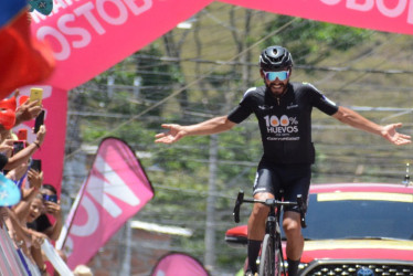 Juan Diego Hoyos, de Corratec - Huevos 100% - Gobernación Caldas Serjaf, celebra en la calle de las colocaciones de Supía.