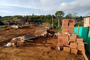 En la mañana de ayer los obreros que construyen 100 casas en Palestina retomaron los trabajos, luego de unos 15 días.