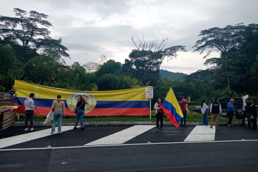 Unos 200 ciudadanos se citaron desde la mañana de este jueves para adelantar un plan tortuga en la vía que conduce de Chinchiná a Santa Rosa de Cabal.