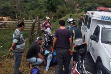 El sitio donde el agente de tránsito de Aranzazu se cayó de la moto. 