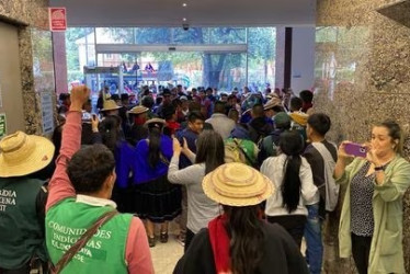 Algunos indígenas causaron destrozos en un vidrio de la entrada del edificio e intimidaron a las personas que allí.