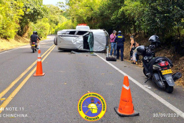 Una camioneta se volcó en la vía La Manuela-Manizales.