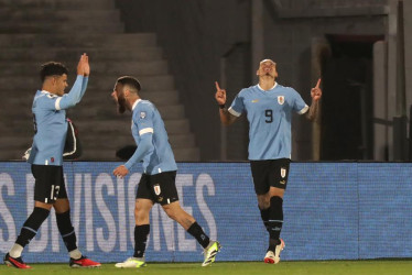 Darwin Núñez (d) de Uruguay celebra su gol, en el partido de las Eliminatorias Sudamericanas para la Copa Mundial de Fútbol 2026 entre Uruguay y Brasil en el estadio Centenario en Montevideo (Uruguay).