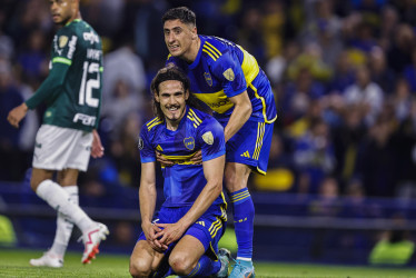 Miguel Merentiel (arriba) levanta a Édinson Cavani de Boca Juniors. El equipo xeneize clasificó a la final sin ganar un solo partido desde la fase de grupos: empató todos a partir de octavos.