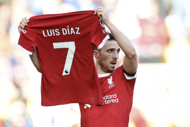 Diogo Jota celebró ayer con la camiseta de su compañero Luis Díaz tras anotar la ventaja de 1-0 durante el partido de la Premier League inglesa entre Liverpool y Nottingham Forest en Liverpool, Gran Bretaña.