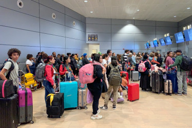 Decenas de colombianos en el aeropuerto internacional de Ben Gurión, en Tel Aviv, antes de abordar el vuelo de evacuación que los traerá a Colombia.