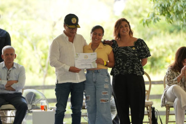 El presidente, Gustavo Petro, y la ministra de Agricultura, Jhenifer Mojica, durante la entrega de predios a firmantes de paz, indígenas y campesinos que tuvo lugar en San Juan de Arama (Meta).