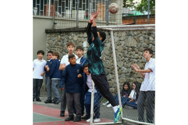 Los estudiantes de la Normal de Caldas aprovechan los descansos para desarrollar actividades deportivas.