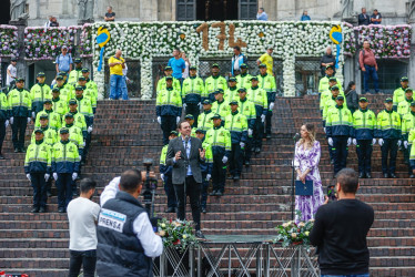 El marco de flores que está ubicado en la Catedral Basílica, por los 174 años de Manizales, es un toque de decoración que recuerda que estamos de fiesta.