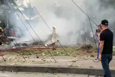 Una avioneta con dos tripulantes se accidenta en el centro de Cali