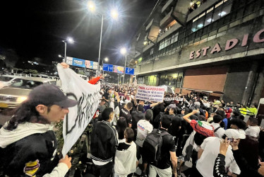 La protesta ayer en las afueras del Palogrande. Los aficionados piden un cambio total en el Once Caldas que lleva 9 eliminaciones seguidas.