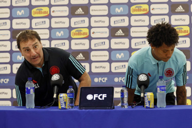 El seleccionador de Colombia, Nestor Lorenzo (i), y el jugador Wilmar Barrios asisten a la rueda de prensa hoy, en Barranquilla, previo al partido ante Uruguay.