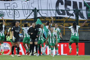 Las jugadoras de Atlético Nacional celebran la victoria 2-1 en el estadio Metropolitano de Techo que las dejó entre los cuatro mejores equipos del continente.