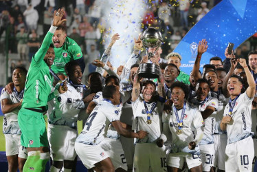 Jugadores de LDU Quito celebran al ganar la Copa Sudamericana frente a Fortaleza, en el estadio Domingo Burgueño Miguel en Maldonado (Uruguay).