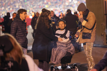 Los aficionados discapacitados son evacuados del estadio mientras la policía barre y asegura el exterior del estadio después de que se detuviera el partido de la ronda de clasificación del grupo F de la Eurocopa 2024 entre Bélgica y Suecia.