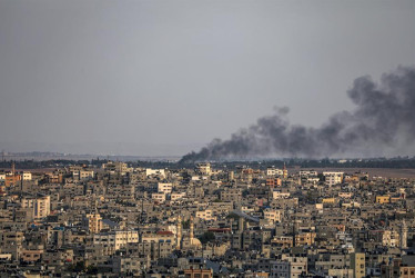 El humo se eleva en el lado israelí durante el intercambio de ataques entre el ejército de ese país y militantes de Hamás en el este de la ciudad de Gaza 