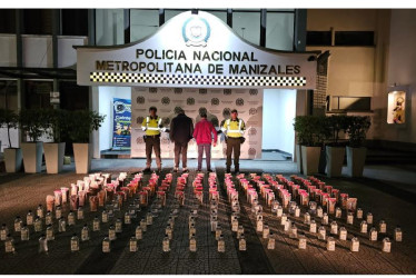 Licor adulterado decomisado en Manizales el 10 de septiembre pasado, a dos miembros del grupo, previo al operativo del 3 de octubre. No se les pidió medida de aseguramiento para no tirarse la misión. Les hallaron 18 cajas de Ron Jamaicano (RJ), Aguardiente Colombiano (AC) , Aguardiente Anisado Sello Negro y Aguardiente San Thome, más 80 botellas de AC y 120 bolsas  de RJ. 