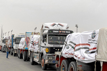 Foto | EFE | LAPATRIA Un convoy con ayudas humanitarias para Gaza espera en la vía principal del desierto de Ismailia, a unos 300 km al este de la frontera egipcia con Gaza, de camino al cruce de Rafah (Egipto).