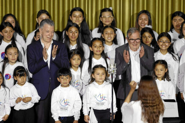 FOTO | EFE | LA PATRIA El expresidente Juan Manuel Santos junto al líder del partido Comunes y excomandante de la antigua guerrilla de las Farc, Rodrigo Londoño, aplauden junto al Coro de hijas e hijos por la paz, conformado por niños de los firmantes del acuerdo de paz.