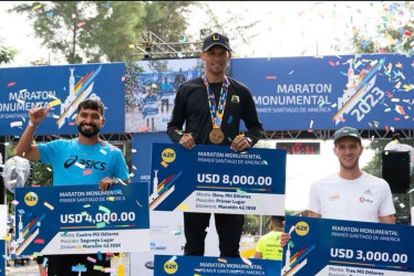 Carlos Mario Patiño (derecha), conocido como La Potra, llegó en tercer lugar a la meta de la carrera en República Dominicana.