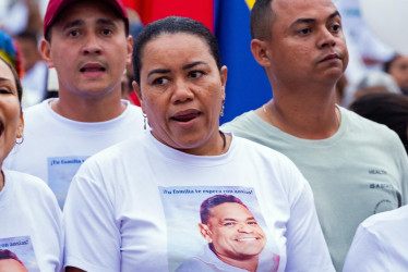 Silenis Marulanda, madre del futbolista Luis Díaz, marchó el martes junto a amigos, familiares y habitantes de Barrancas para pedir la liberación de su esposo y padre del deportista, Luis Manuel Díaz, secuestrado el sábado pasado, en Barrancas, La Guajira.