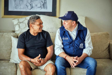 Fotografía cedida por la Defensoría del Pueblo que muestra a Luis Manuel Díaz, padre del futbolista Luis Díaz y liberado el jueves después de estar 12 días secuestrado por la guerrilla del Ejército de Liberación Nacional (Eln), hablando con el Defensor del Pueblo, Carlos Camargo, en Barrancas (La Guajira).