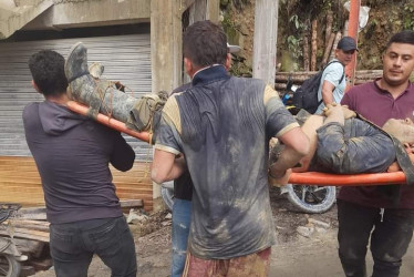 Uno de los dos mineros rescatados luego del accidente en mina de Marmato este jueves.