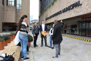 Docentes se trasladaron ayer a la Secretaría de Educación para firmar el acta de posesión, pero la instalación estaba cerrada.