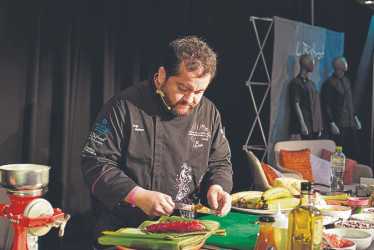 Jorge Jiménez fue el único chef colombiano invitado al Vallarta Nayarit Gastronómica. Él preparó en vivo un tamal de plátano y maíz, con carne deshebrada de cáscara de plátano bañada en hogao, pistilos de bellota encurtidos y polvo de patacón, envuelto a la manera tradicional del fiambre caldense en hojas de plátano.