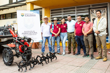 La Secretaría de Agricultura de Caldas y la Oficina de Planeación y Desarrollo Agropecuario de Anserma gestionaron la entrega de este motocultor, una herramienta similar a un tractor.