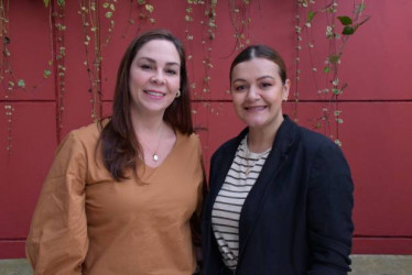 Ángela María de la Roche y Bibiana Carolina Sánchez, de la Universidad Autónoma de Manizales, beneficiadas con la beca que busca el fomento de investigaciones aplicadas al desarrollo sostenible, vinculación de la investigación con la gestión pública y difusión del conocimiento.