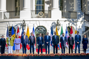 De izquierda a derecha, la ministra de Relaciones Exteriores de México, Alicia Bárcena; la primera ministra de Barbados, Mia Amor Mottley; la presidenta de Perú, Dina Boluarte; el presidente de Costa Rica, Rodrigo Chaves; el presidente de Ecuador, Guillermo Lasso; el presidente de Uruguay, Luis Lacalle; el presidente de Estados Unidos, Joe Biden; el presidente de República Dominicana, Luis Abinader; el presidente de Chile, Gabriel Boric; el presidente de Colombia, Gustavo Petro; el primer ministro de Canadá