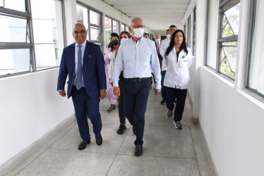 Carlos Piedrahíta, gerente del Hospital Departamental Santa Sofía (izquierda), acompañó a Guillermo Jaramillo (centro), ministro de Salud, durante el recorrido por la entidad. Otros miembros asistenciales los siguieron.