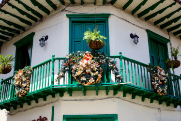 Las casas señoriales se adornan de colores vivos en Salamina