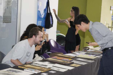 Manuel Alejandro Pinilla (derecha), docente de Diseño y Arte de la UAM, da un vistazo a los trabajos de su púpilos de las uniersidades de la ciudad.