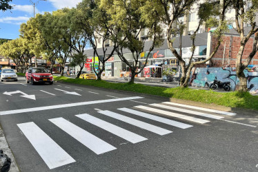 El paso peatonal (cebra) ubicado en el punto incorrecto es el que deben modificar para que el peatón cruce sin problema. En la noche de este lunes se reportó que ya habían pintado de nuevo el pavimento para borrar las líneas de cruce.