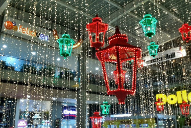 Faroles, árbol de Navidad y módulos para que los visitantes se hagan fotos es lo que se encuentra en Cable Plaza.