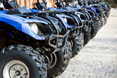 Cuatrimotos azules parqueadas una al lado de la otra