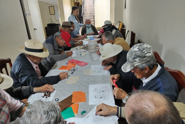 La Administración que termina saca pecho por el trabajo social que se hizo con los adultos mayores. En la foto, una campaña de salud e integración en el Hogar San Francisco.