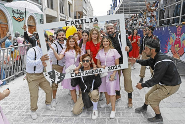 Fotos | EFE | LA PATRIA Asistentes participan en el Desfile de la Familia Castañeda durante el tradicional Carnaval de Negros y Blancos.