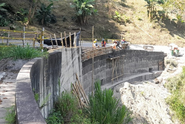 Se nota la diferencia entre la primera parte del muro de contención construido en la etapa inicial, con el segundo tramo que está a punto de culminar, pero quedó faltando presupuesto para estabilizar la obra.