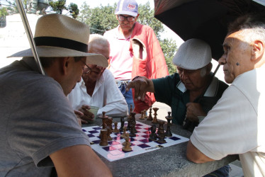 El verano en el que estamos hace que los jugadores del juego ciencia saquen sus sombrillas para pensar la jugada siguiente. Esto sucede en el parque Caldas y en el pasaje de la Beneficencia.